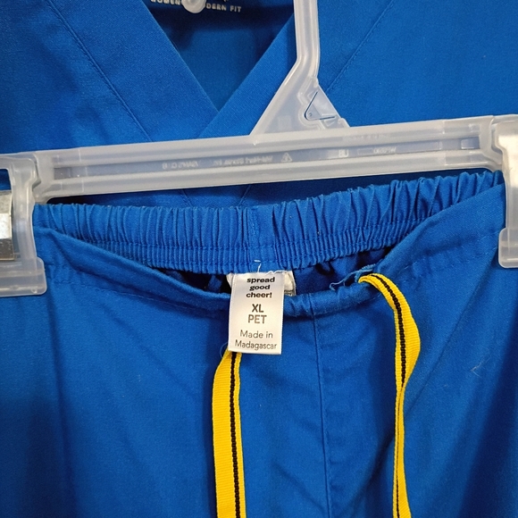 WonderWink Origins V-Neck Scrub Top And Bottom in Royal Blue - Picture 4 of 6